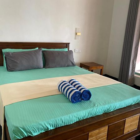 Sapphire Blue Hotel Hikkaduwa Bagian luar foto