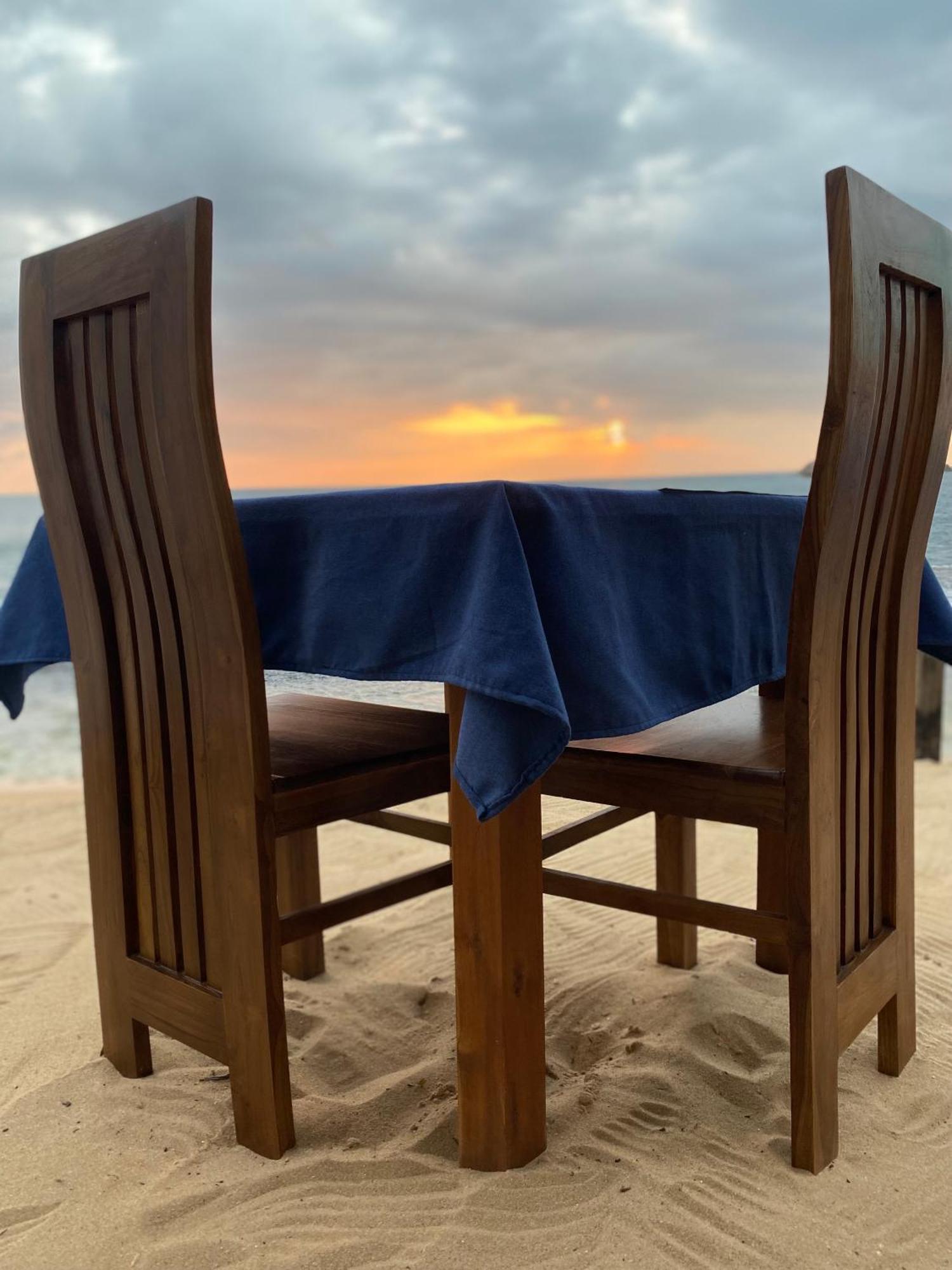Sapphire Blue Hotel Hikkaduwa Bagian luar foto