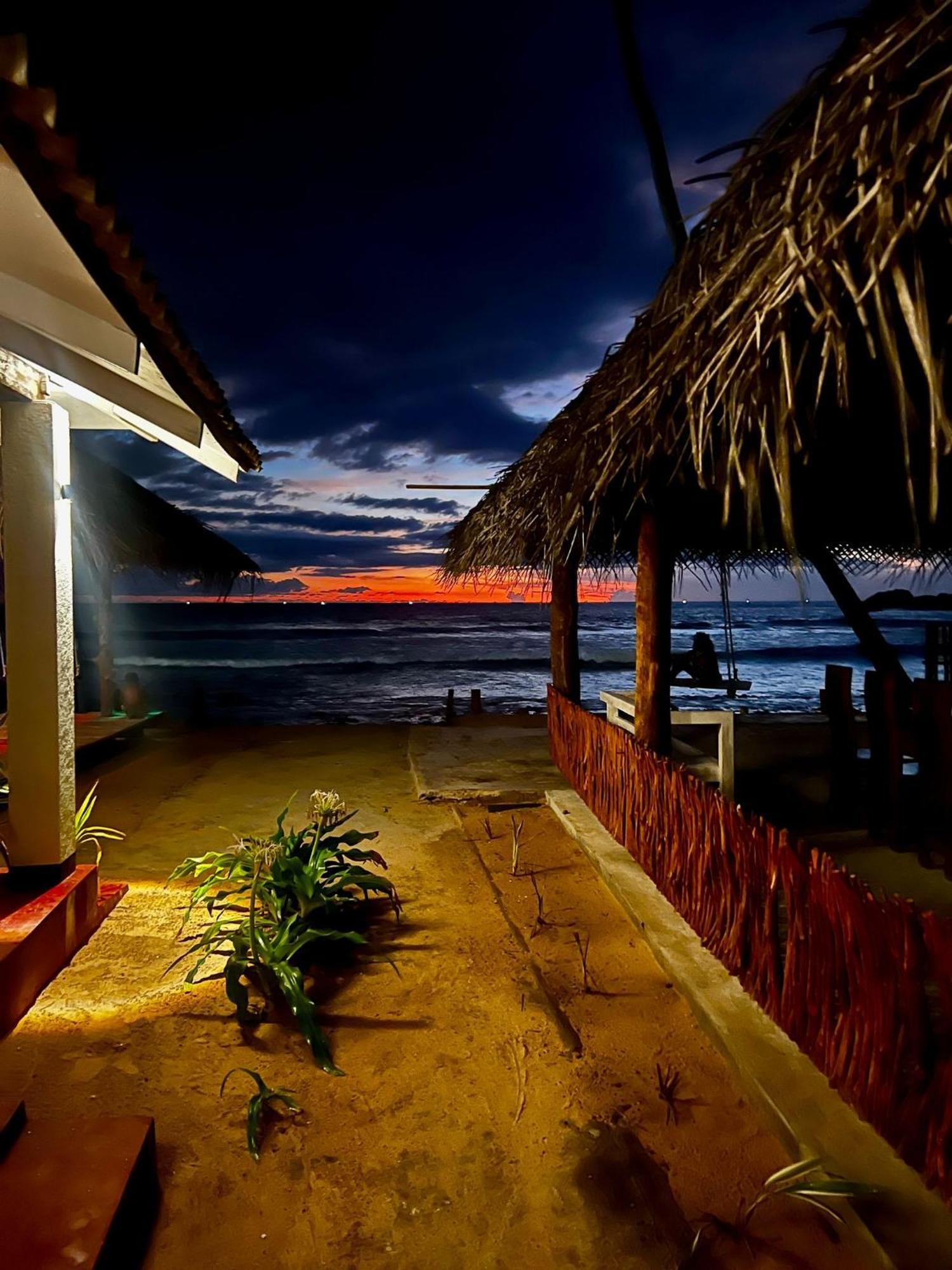 Sapphire Blue Hotel Hikkaduwa Bagian luar foto