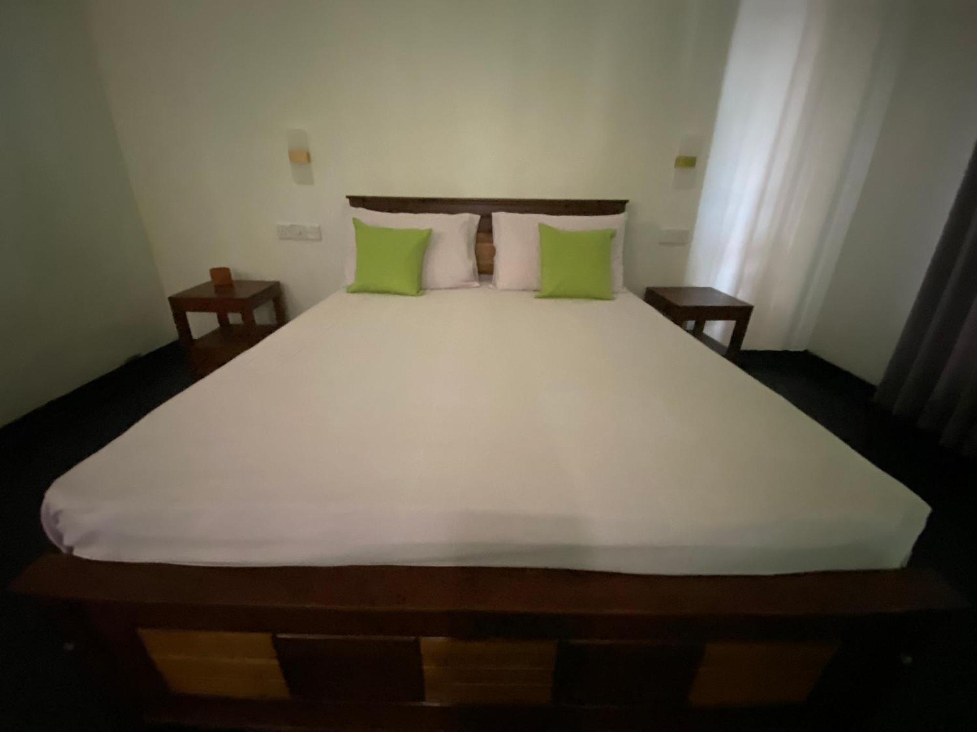 Sapphire Blue Hotel Hikkaduwa Bagian luar foto