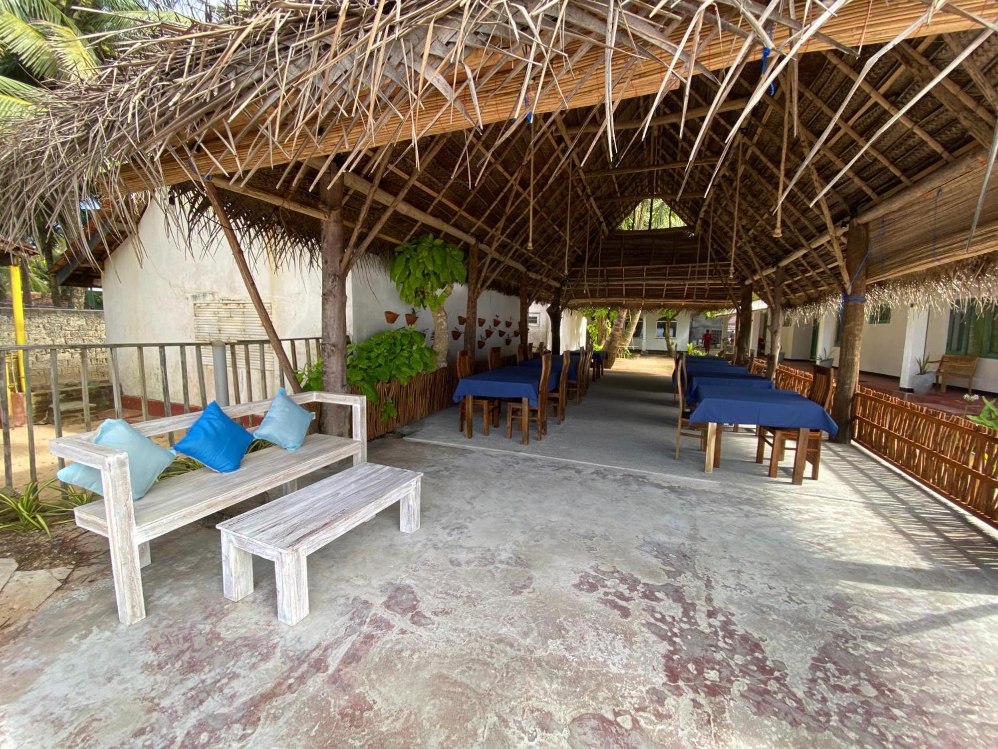 Sapphire Blue Hotel Hikkaduwa Bagian luar foto