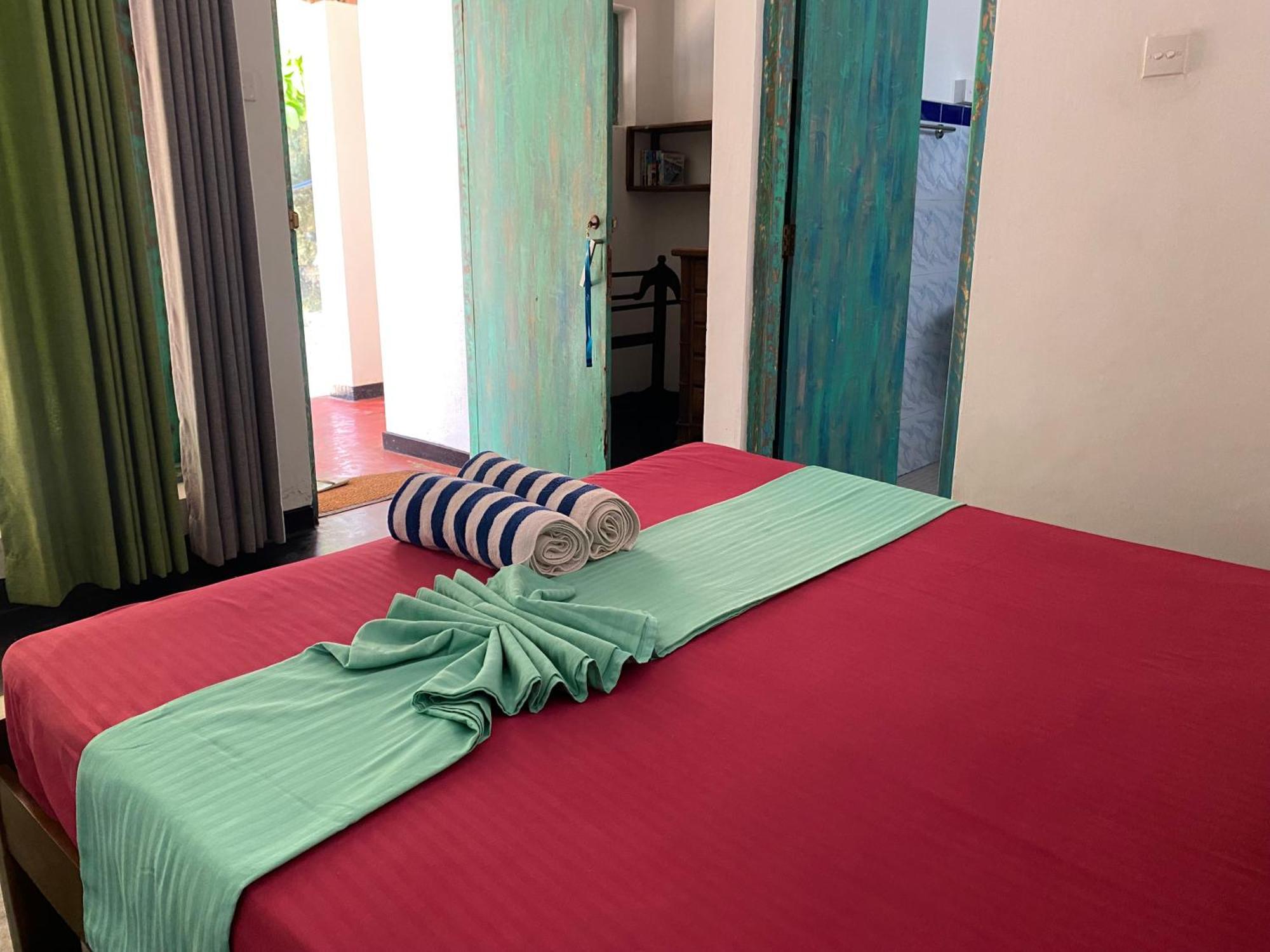 Sapphire Blue Hotel Hikkaduwa Bagian luar foto